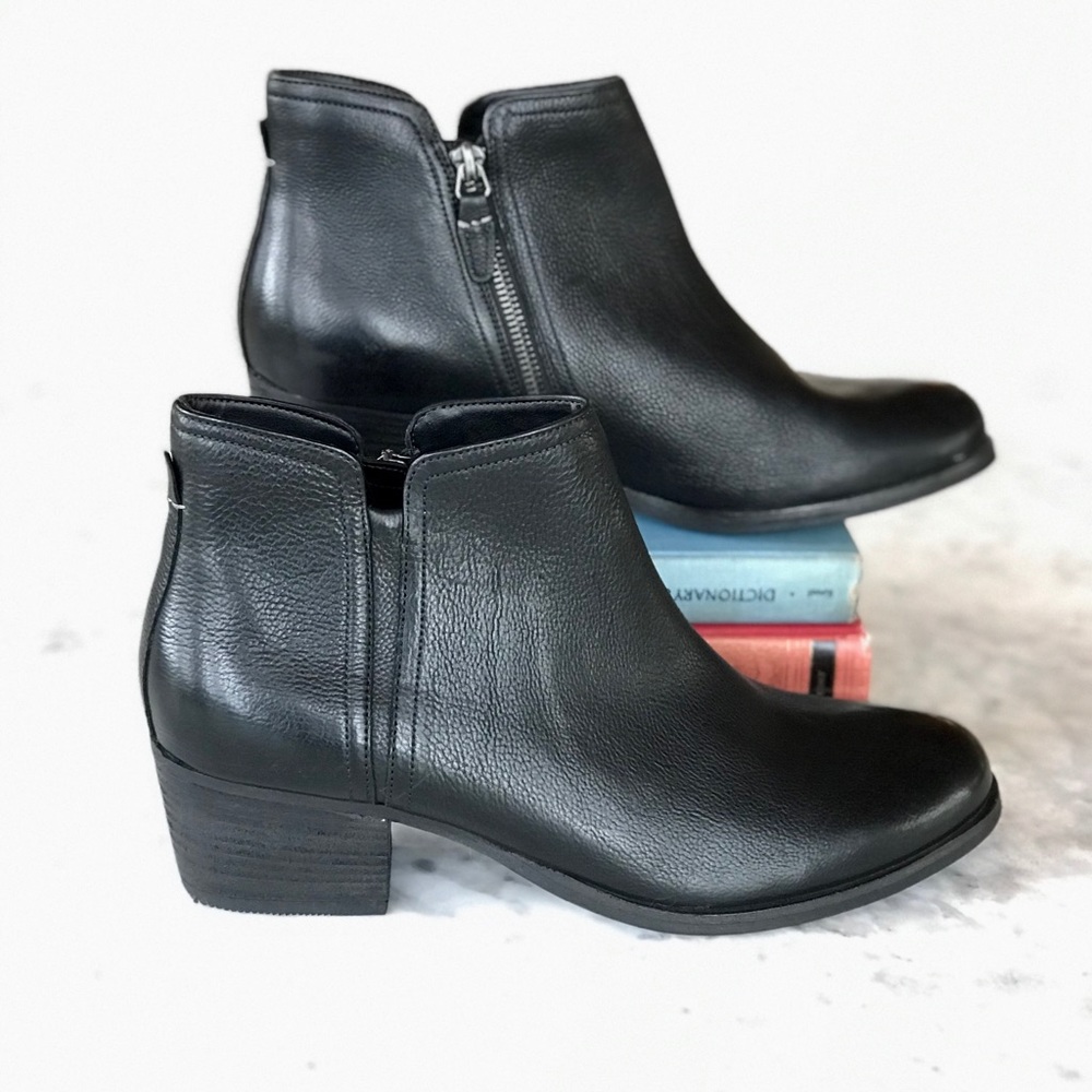Clark’s Artisan | NWOT Stacked Heel Ankle Boot